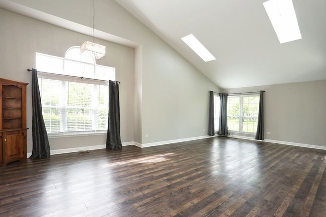 SPACIOUS LIVING/DINING ROOM COMBINATION ALLOWS LIV | Image 6