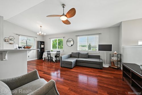 1133 Lakeview Cir, Grand Blanc, MI, 48439-8049 | Card Image