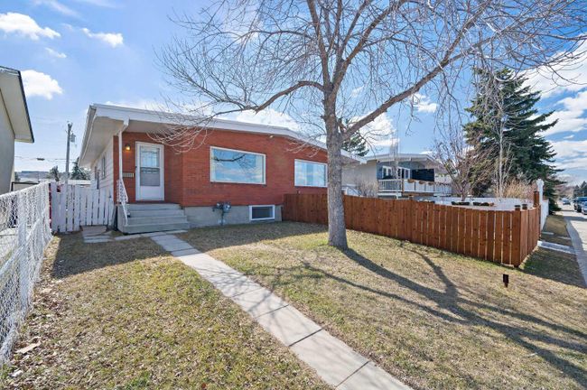 7121 37 Avenue Nw, Home with 5 bedrooms, 2 bathrooms and 2 parking in Calgary AB | Image 4