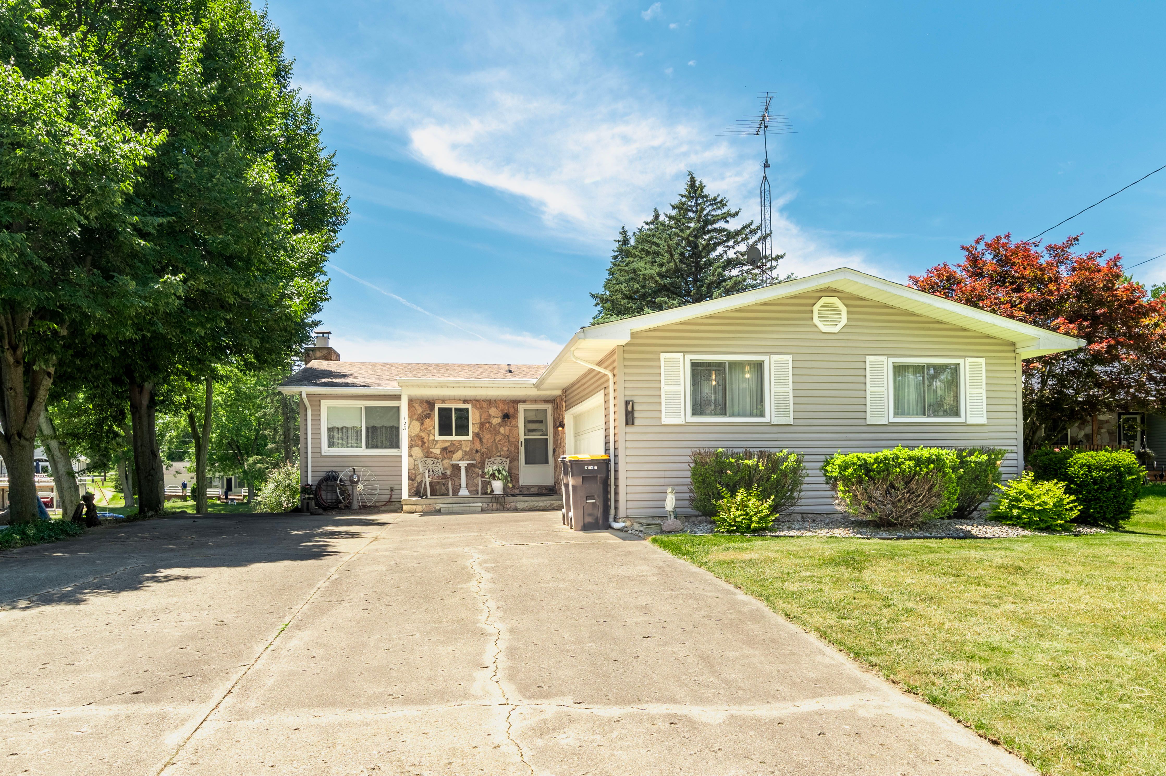 Claremont Cir, Brooklyn, MI 49230