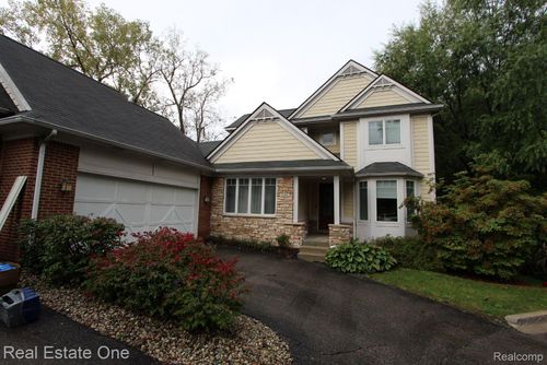 1090 Oakwood Dr, Bloomfield Hills, MI, 48304-1120 | Card Image