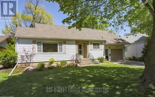 6565 Stamford Green Dr, Niagara Falls, ON, L2J1T9 | Card Image