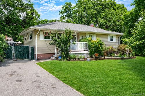 71 Pinewood Dr, Shirley, NY, 11967-4017 | Card Image