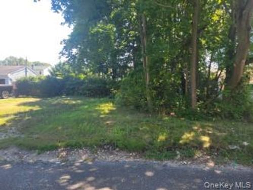 10 Holbrook St, Bay Shore, NY, 11706-4117 | Card Image