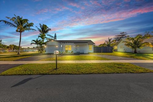 912 Cardinal Pl, Homestead, FL, 33035 | Card Image