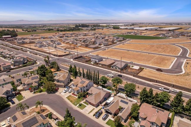 573 Fribourg Ln, House other with 3 bedrooms, 2 bathrooms and null parking in Manteca CA | Image 45