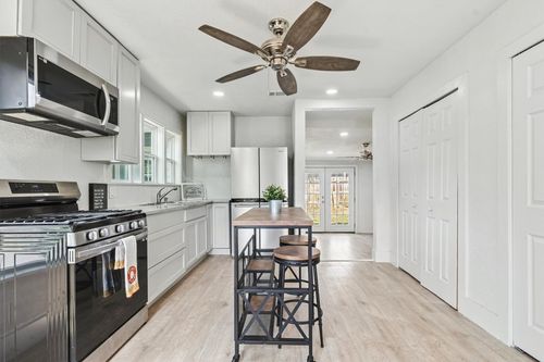 409 N Vandeveer St, Burnet, TX, 78611-2551 | Card Image