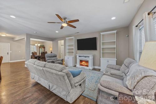 7015 Mt Holly Huntersville Rd, Charlotte, NC, 28216-9634 | Card Image