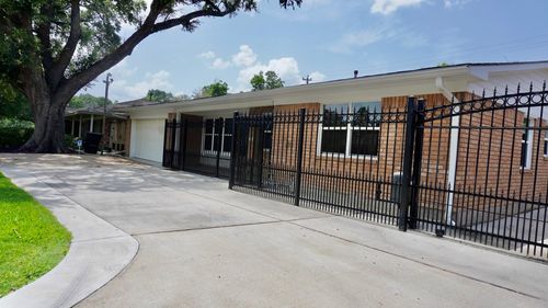 902 Hidden Valley Dr, Houston, TX, 77088-2009 | Card Image