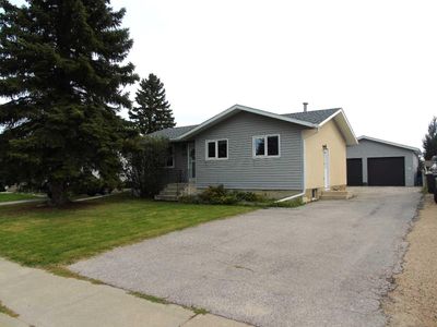 305 7 St Se, House detached with 4 bedrooms, 2 bathrooms and 4 parking in Slave Lake AB | Image 2