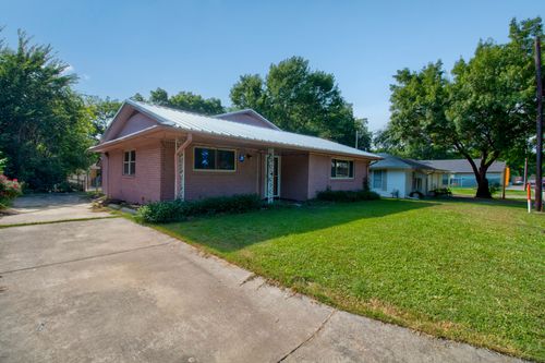 929 Dodson St, Gainesville, TX, 76240-5601 | Card Image