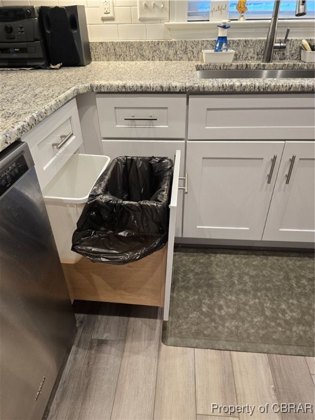 Pull out for trash | Image 26