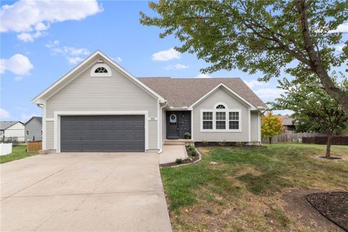 950 Nw Maplewood Court, Grain Valley, MO, 64029 | Card Image