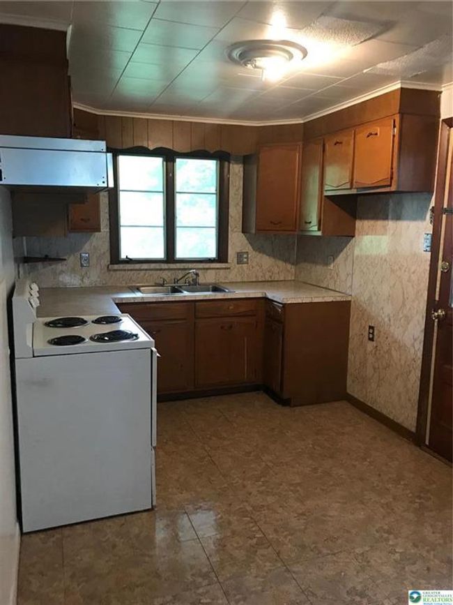 305 E Union St, Home with 0 bedrooms, 0 bathrooms and null parking in Tamaqua PA | Image 4