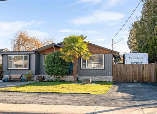 532 Banks Ave W, Parksville, BC, V9P1H5 | Card Image