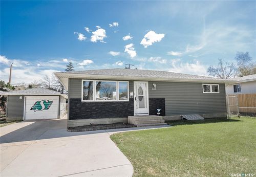 132 Montreal Ave S, Saskatoon, SK, S7M3K8 | Card Image
