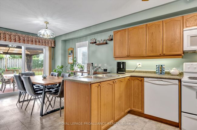 1771 Glenforest Blvd, House other with 3 bedrooms, 3 bathrooms and 4 parking in Peterborough ON | Image 5