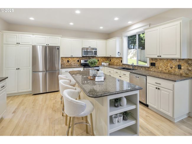 23073 Bland Cir, House other with 5 bedrooms, 3 bathrooms and 3 parking in West Linn OR | Image 13