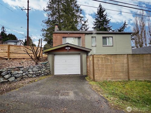 9827 8th Ave Ne, Seattle, WA, 98115-2122 | Card Image