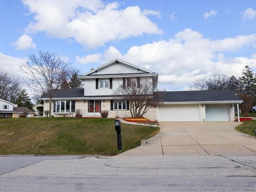 3340 S Russel Rd, NEW BERLIN, WI, 53151-4667 | Card Image