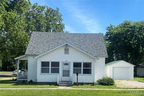 224 Vine St, Greenville, IL, 62246-1827 | Card Image