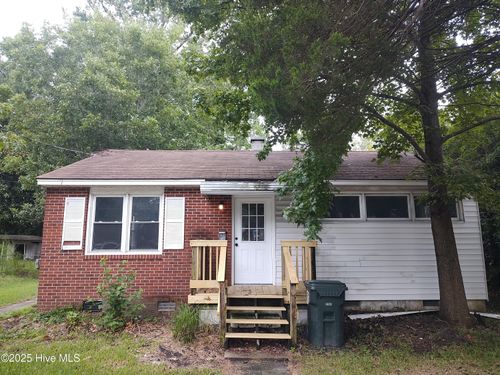1201 Simmons St, New Bern, NC, 28560-4305 | Card Image