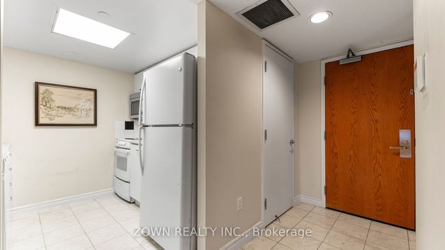 711 - 38 Elm St, Condo with 2 bedrooms, 2 bathrooms and null parking in Toronto ON | Image 4