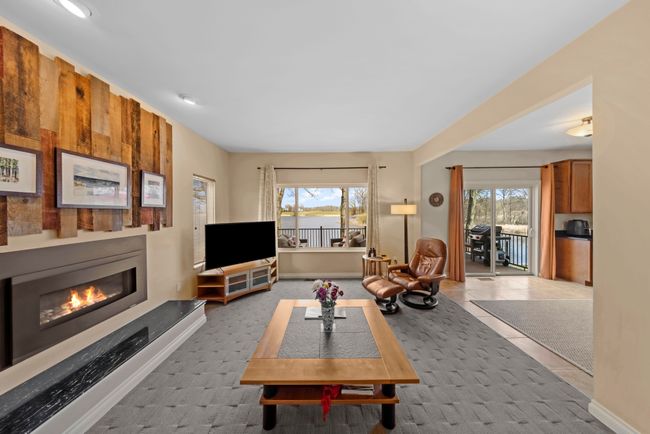 Additional angle toward kitchen nook doorwall | Image 32