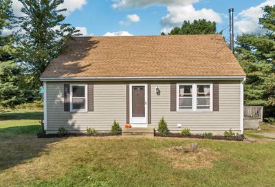 21 High Street, House other with 4 bedrooms, 2 bathrooms and null parking in Stratham NH | Image 1