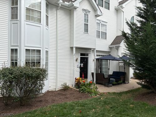 28 Wildflower Ln, Morristown, NJ, 07960-2753 | Card Image