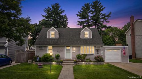 20 Cornwall Ln, Hicksville, NY, 11801-3740 | Card Image