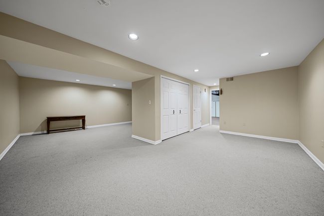 38906 Country Cir, Condo with 2 bedrooms, 3 bathrooms and null parking in Farmington Hills MI | Image 21