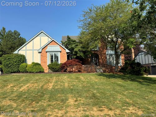 1752 White Water Dr, Rochester Hills, MI, 48309-3221 | Card Image