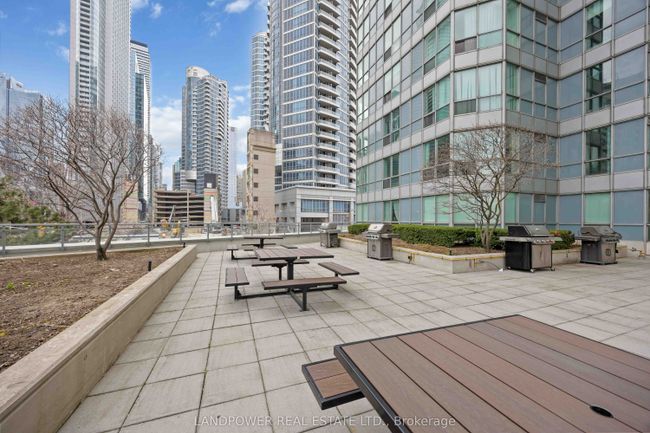 1017 - 230 Queens Quay W, Condo with 2 bedrooms, 1 bathrooms and null parking in Toronto ON | Image 38