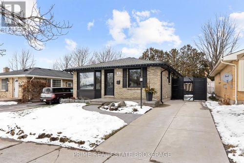 484 Ferndale Ave, London, ON, N6C2Z1 | Card Image