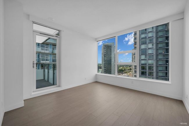 Unfurnished room featuring wood finished floors and baseboards | Image 9
