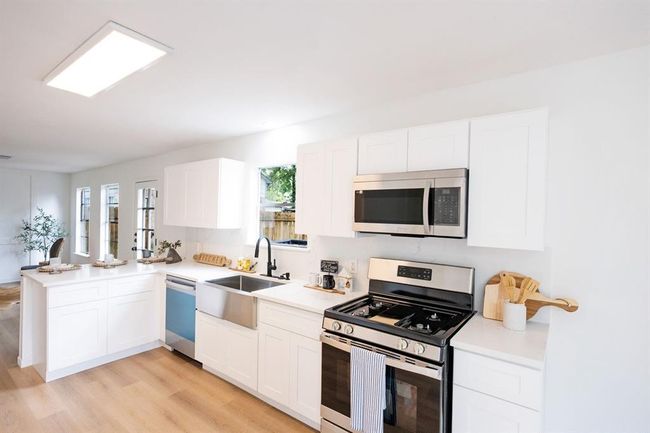 Fully renovated kitchen with quartz countertops | Image 17