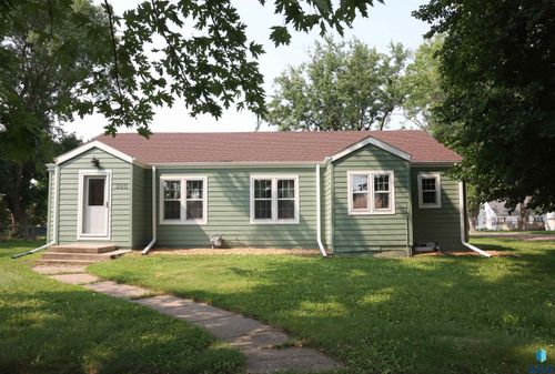 300 W Oak St, Beresford, SD, 57004-2138 | Card Image