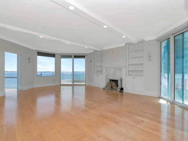 Living Room with 2 Balconies | Image 7