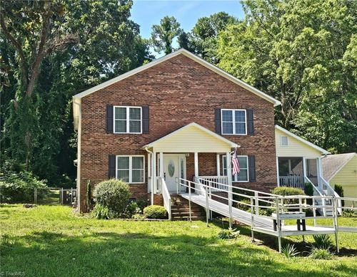 711 E Sunrise Ave, Thomasville, NC, 27360-4941 | Card Image