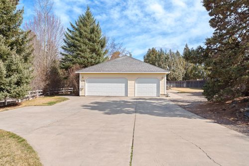 1052 Ne Francis Ct, Bend, OR, 97701-6322 | Card Image