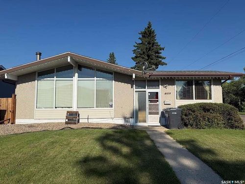 1302 112 Th St, House with 4 bedrooms, 3 bathrooms and 5 parking in North Battleford SK | Card Image