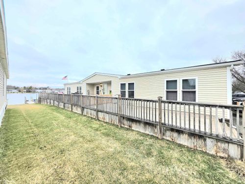 48585 Lakeview Cir, Shelby Township, MI, 48317-2741 | Card Image