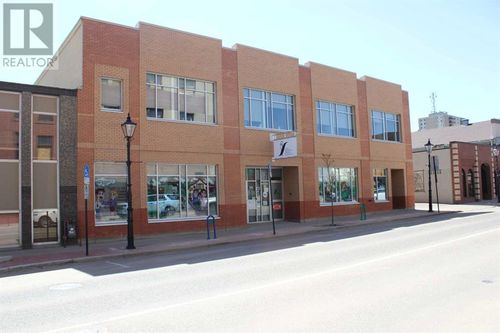 657 3 St Se, Medicine Hat, AB, T1A0H4 | Card Image