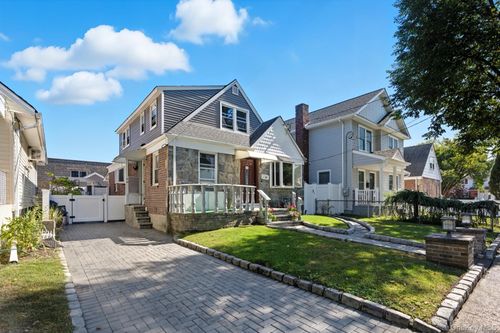 104 N 7th St, New Hyde Park, NY, 11040-3027 | Card Image