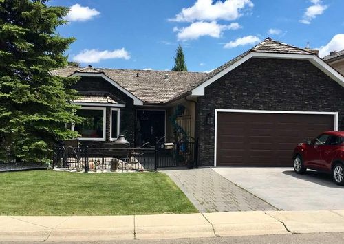 9204 Oakmount Drive Sw, Home with 3 bedrooms, 3 bathrooms and 4 parking in Calgary AB | Card Image