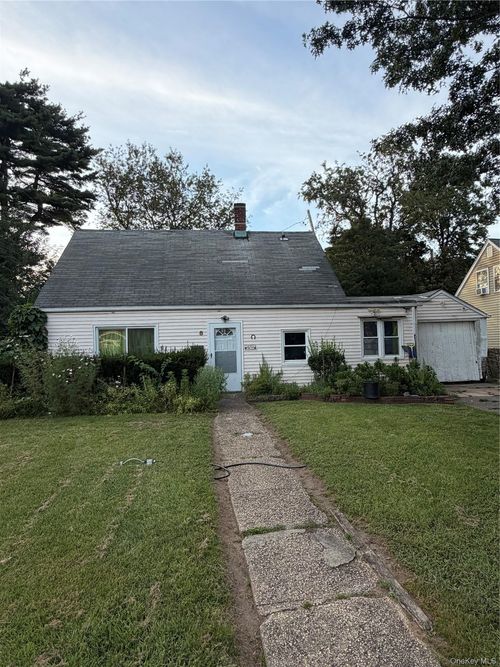 8 Bramble Ln, Westbury, NY, 11590-2640 | Card Image