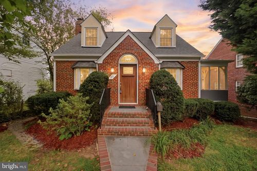 27 N Fenwick St, ARLINGTON, VA, 22201-1015 | Card Image