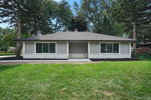 8820 Russell St, Shelby Twp, MI, 48317-5362 | Card Image