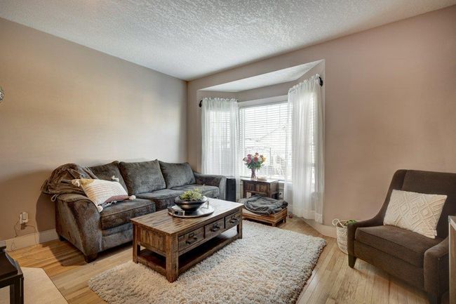2404 Broadview Road Nw, Home with 4 bedrooms, 3 bathrooms and 2 parking in Calgary AB | Image 19